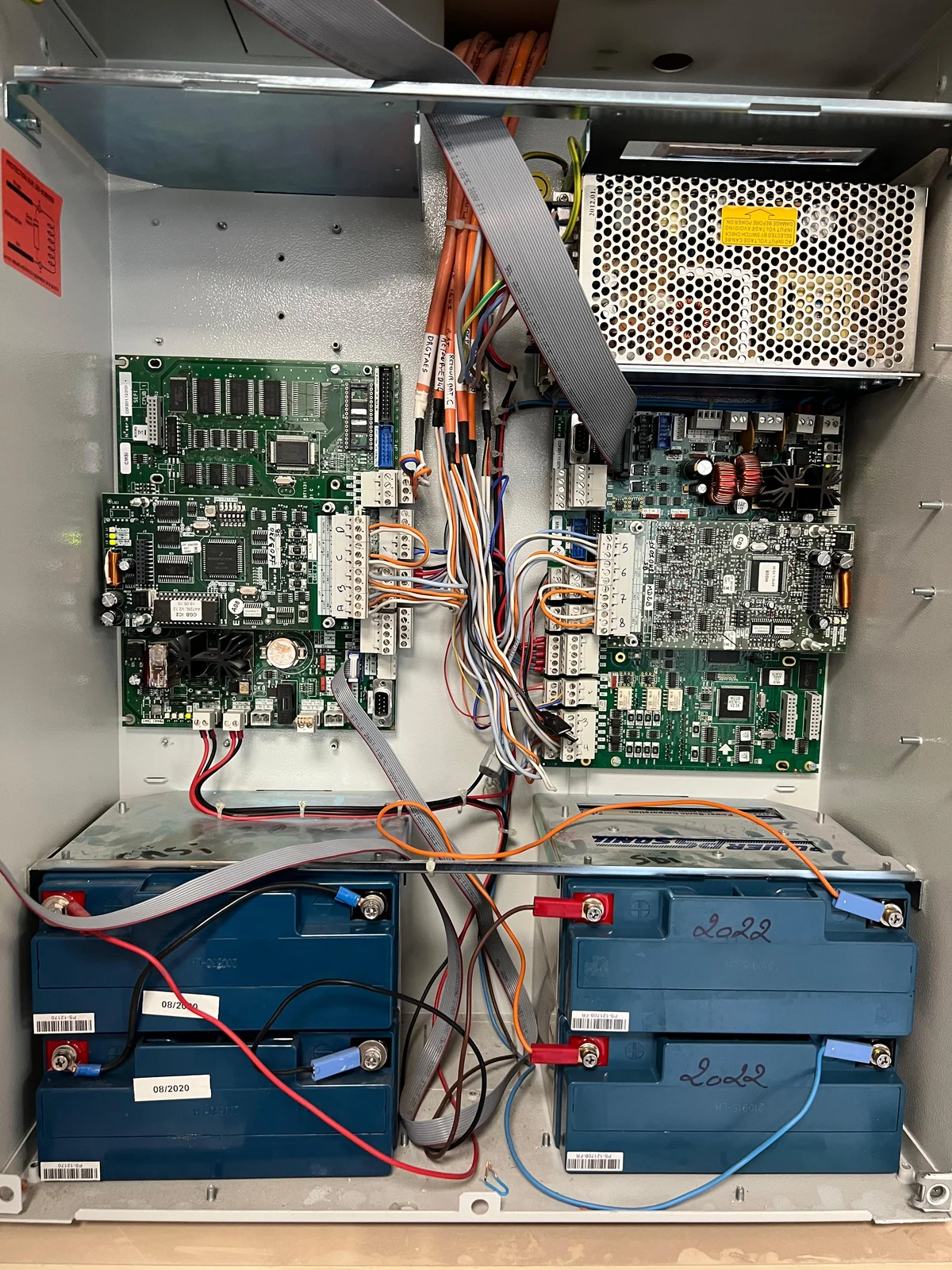 Remplacement batteries et cartes électroniques alimentation SSI