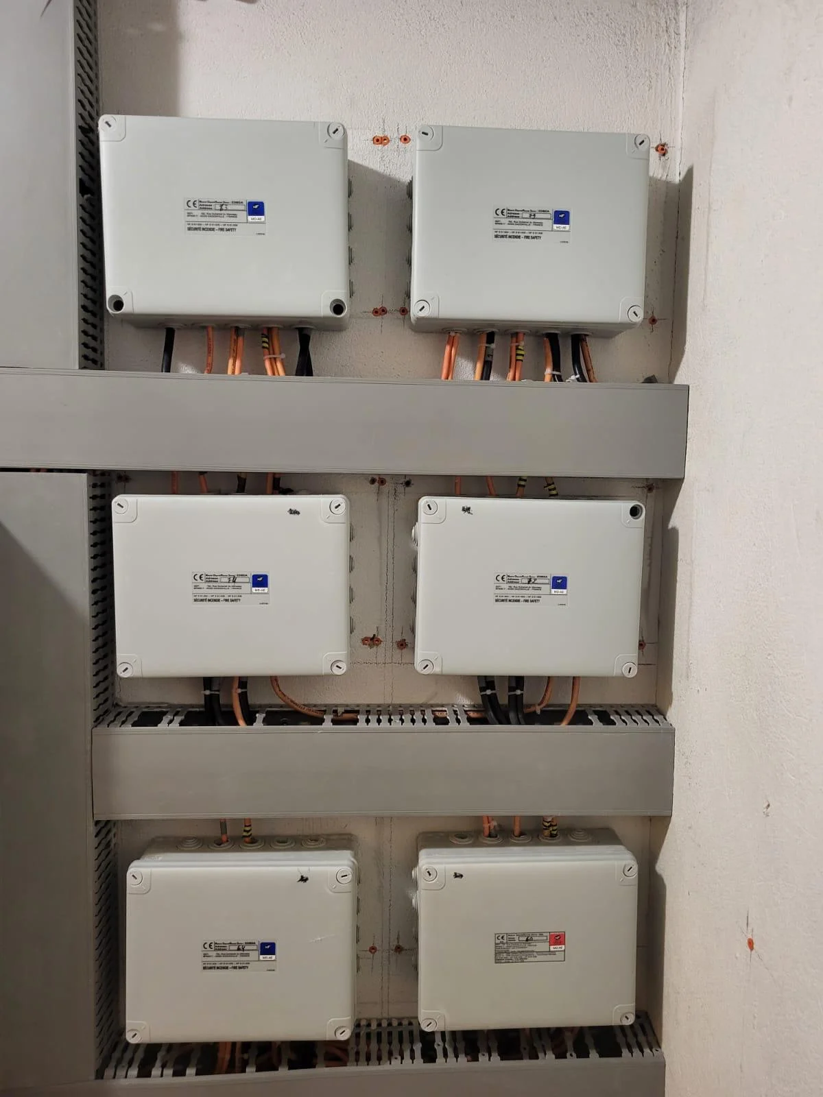 Panoplie de coffrets modulaires SSI et cheminement de câbles