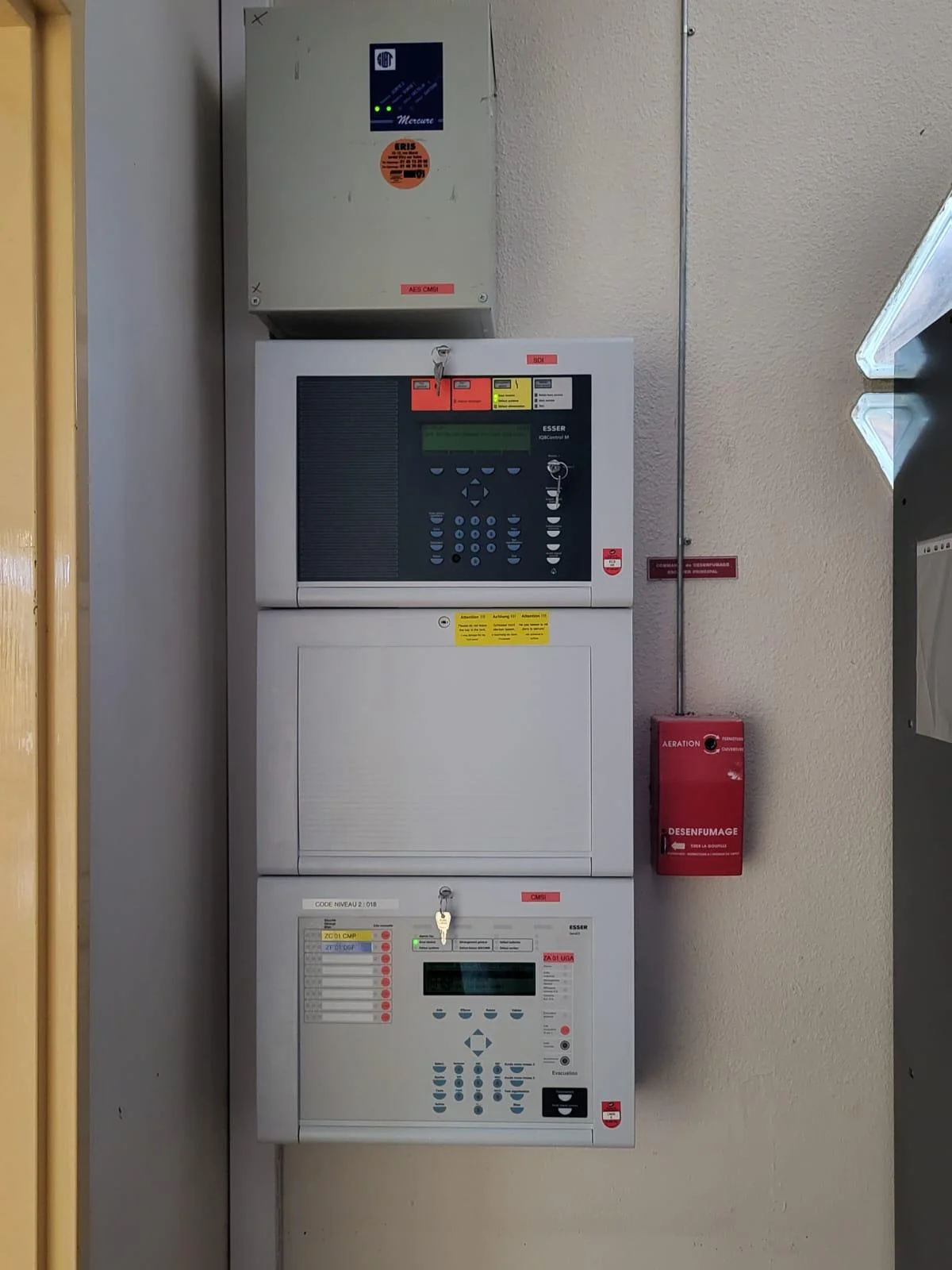 Centrale ESSER IQ8Control et alimentation secourue Mercure